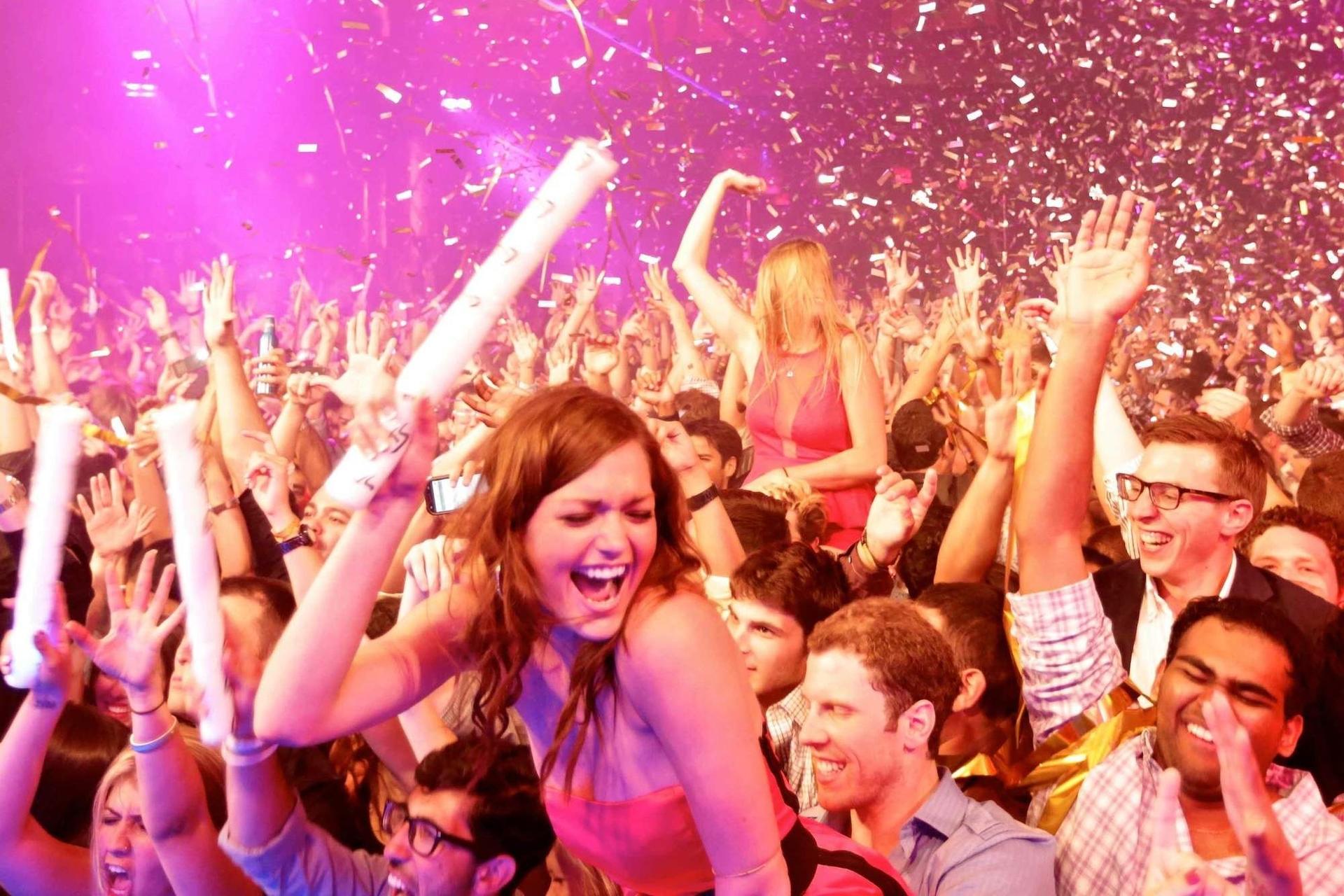 Nightclub Crawl by Party Bus with Free Drinks in Las Vegas - Thumbnail 2
