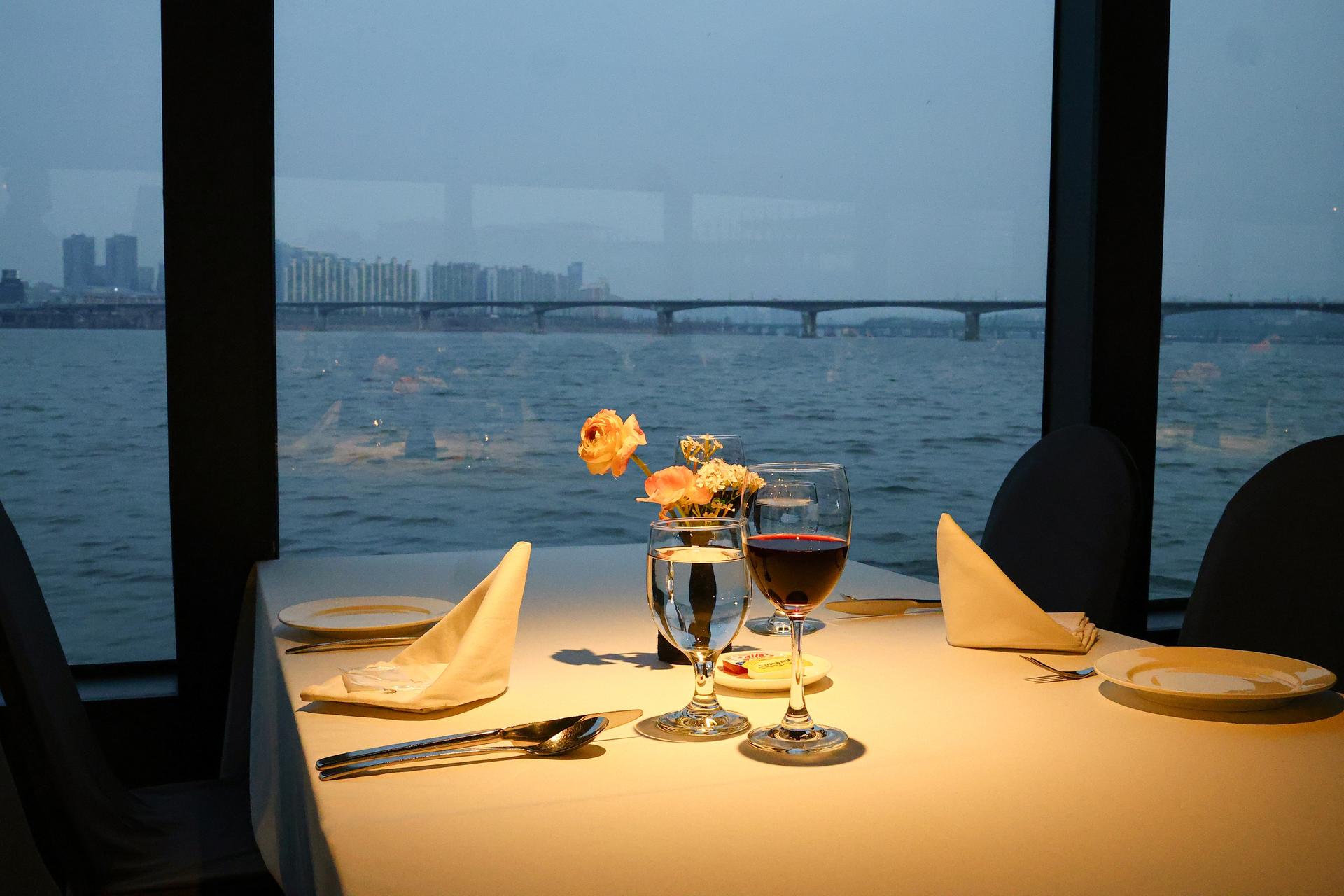 Seoul Yeouido Eland Dinner Cruise - Thumbnail 19