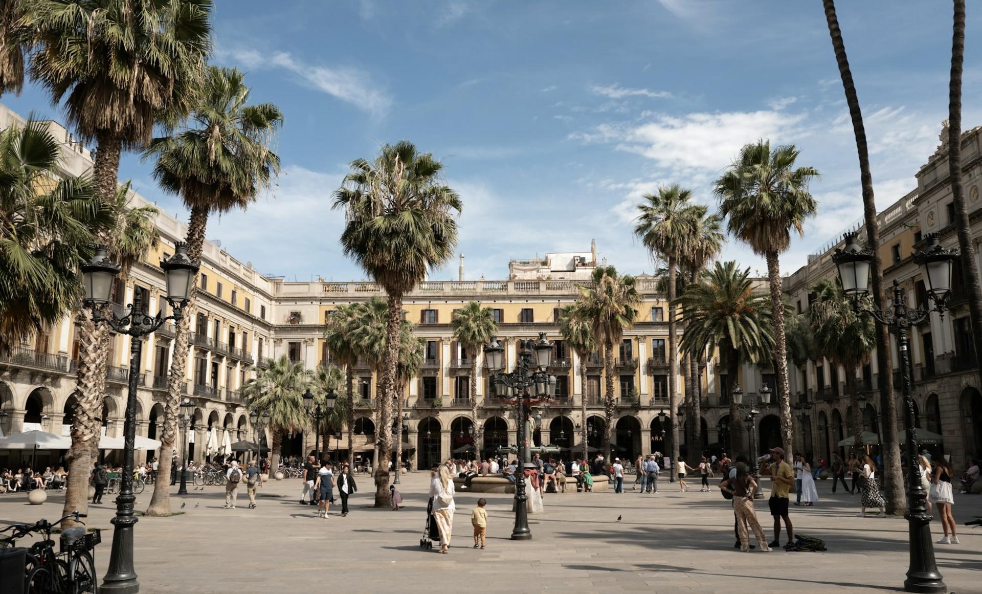 Barcelona: Old Town Walking Guided Tour - Image 1