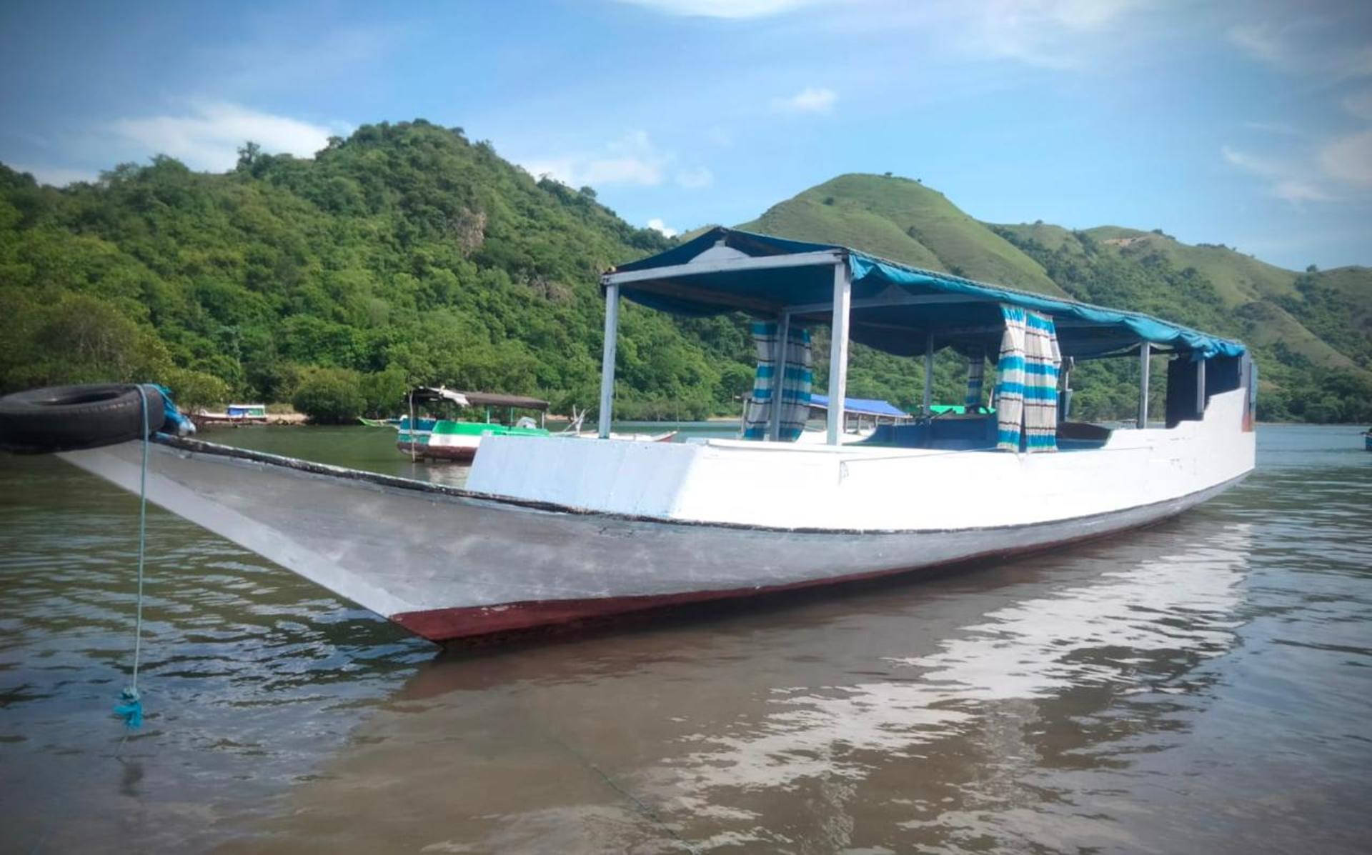Flying Fox Sunset Cruise Private Boat Charter Komodo Labuan Bajo - Thumbnail 7