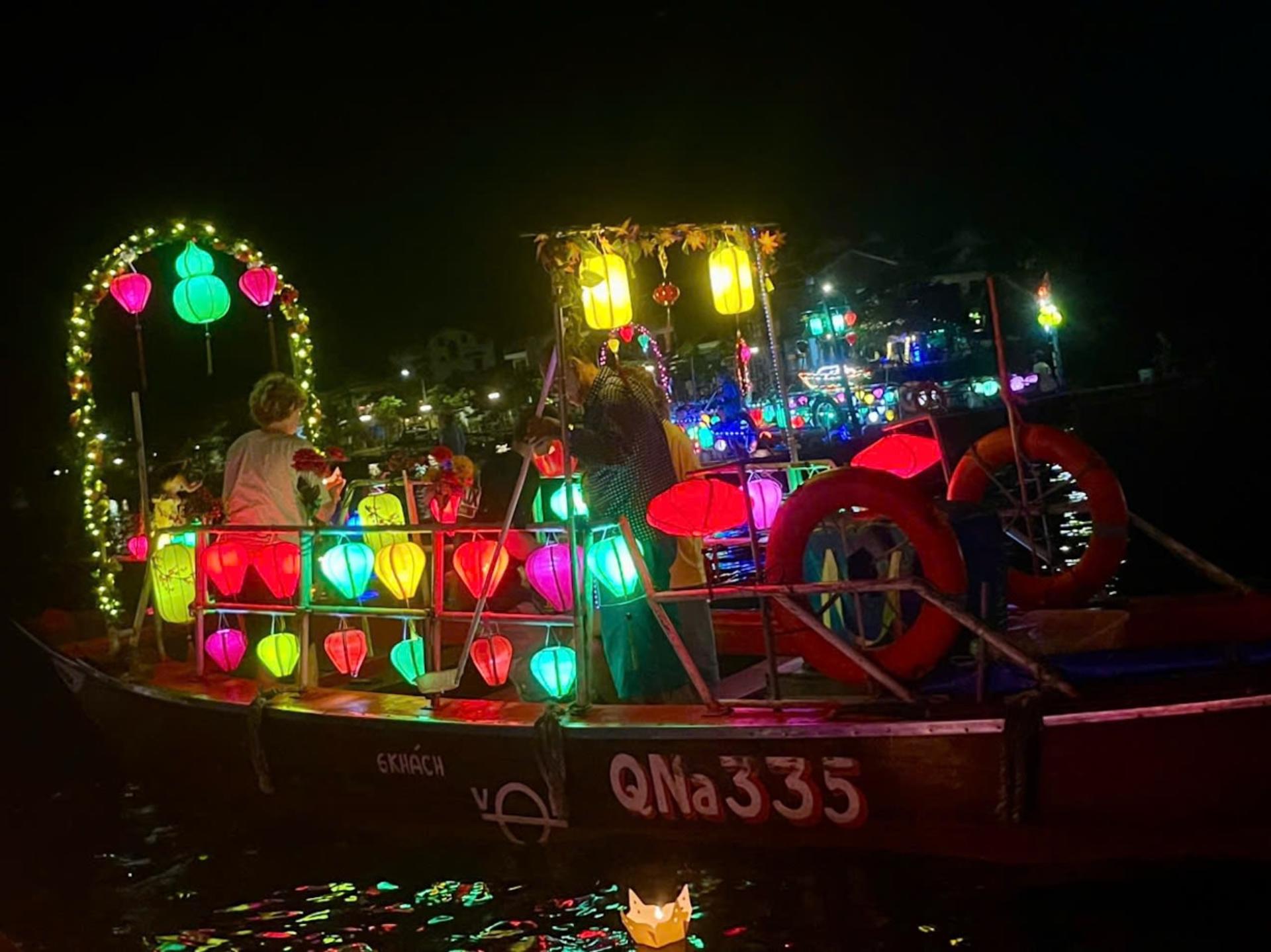 Hoi An: Hoai River Premium Boat Ride & Floating Lantern Experience - Image 1