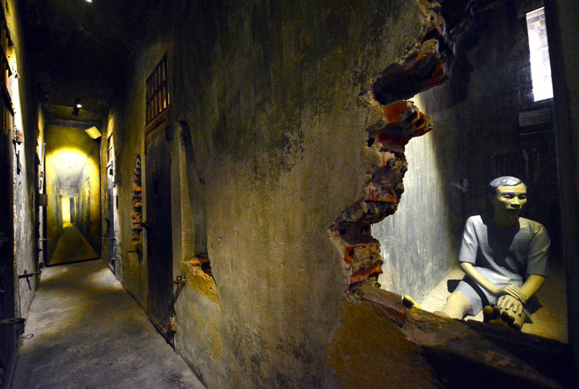 Hanoi Heritage Tour by E-Bike or Car:Hoa Lo Prison, Imperial Citadel - Thumbnail 5