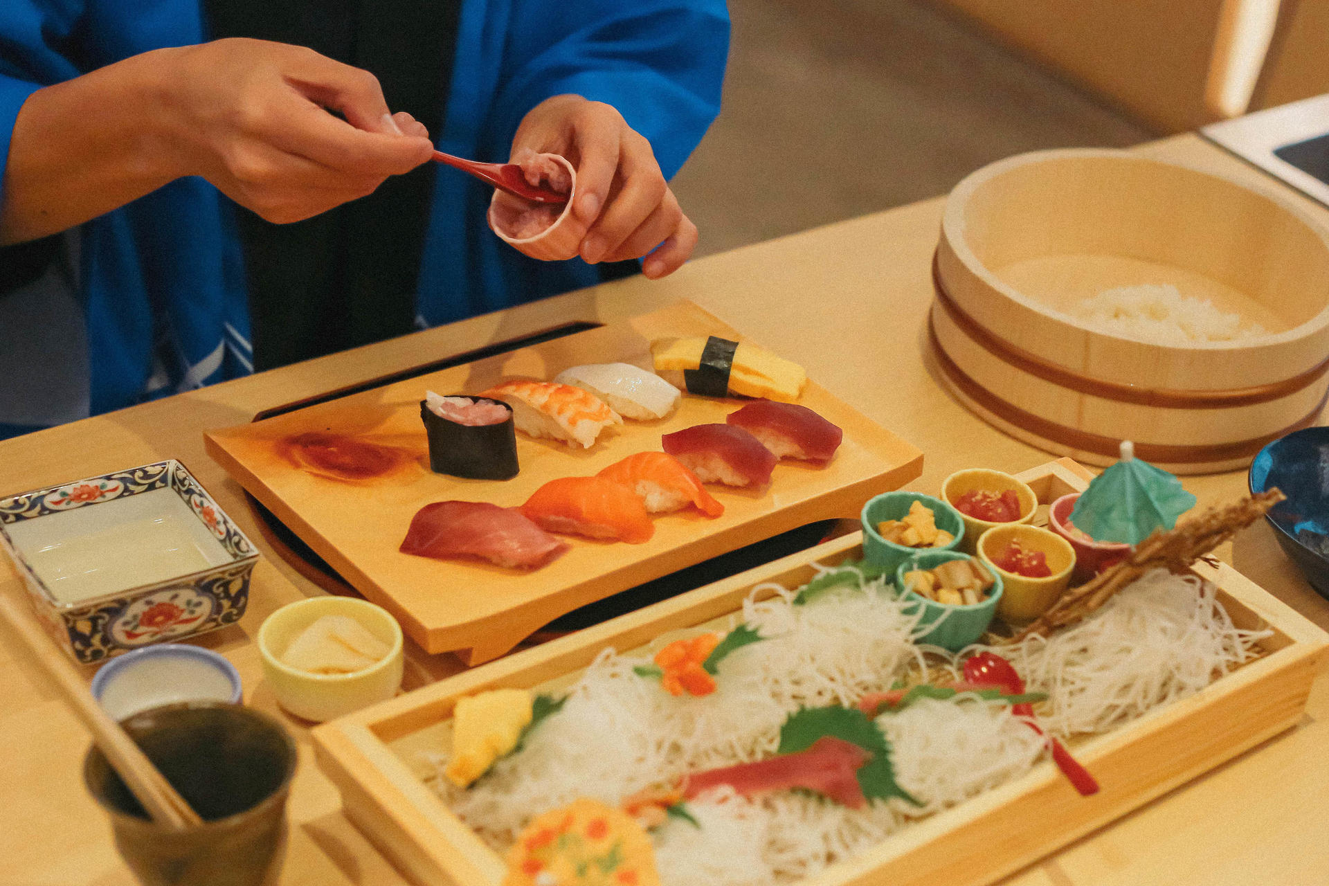 Sushi Making Class with Kimono near Tokyo Tower in Tokyo - Thumbnail 2
