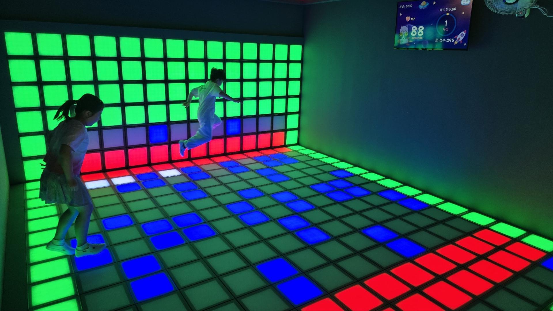 Seoul Hongdae LED Stepping & Wall Touch Game Battle Experience - Thumbnail 6