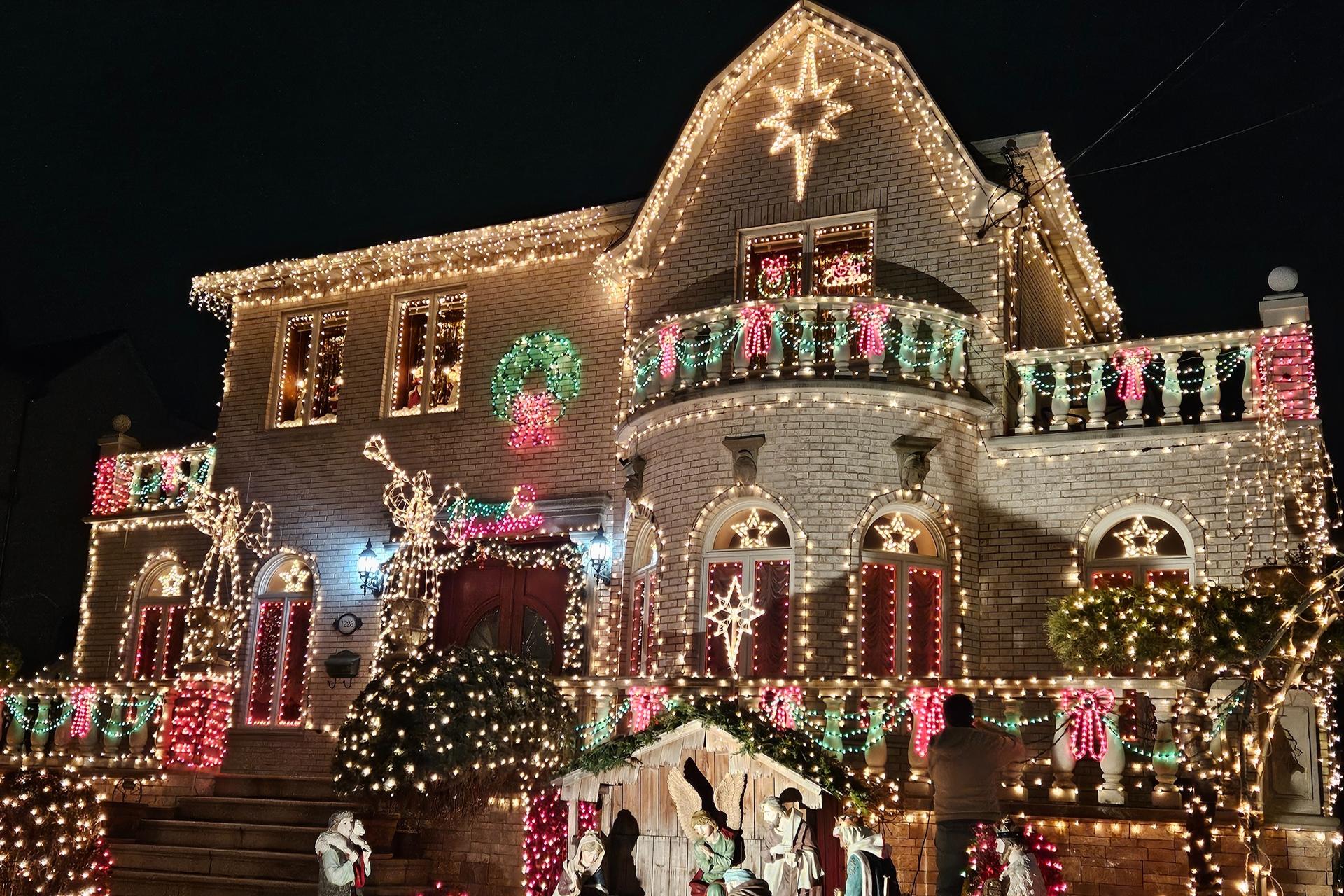 Dyker Heights Luxury Holiday Lights Tour in New York - Thumbnail 5