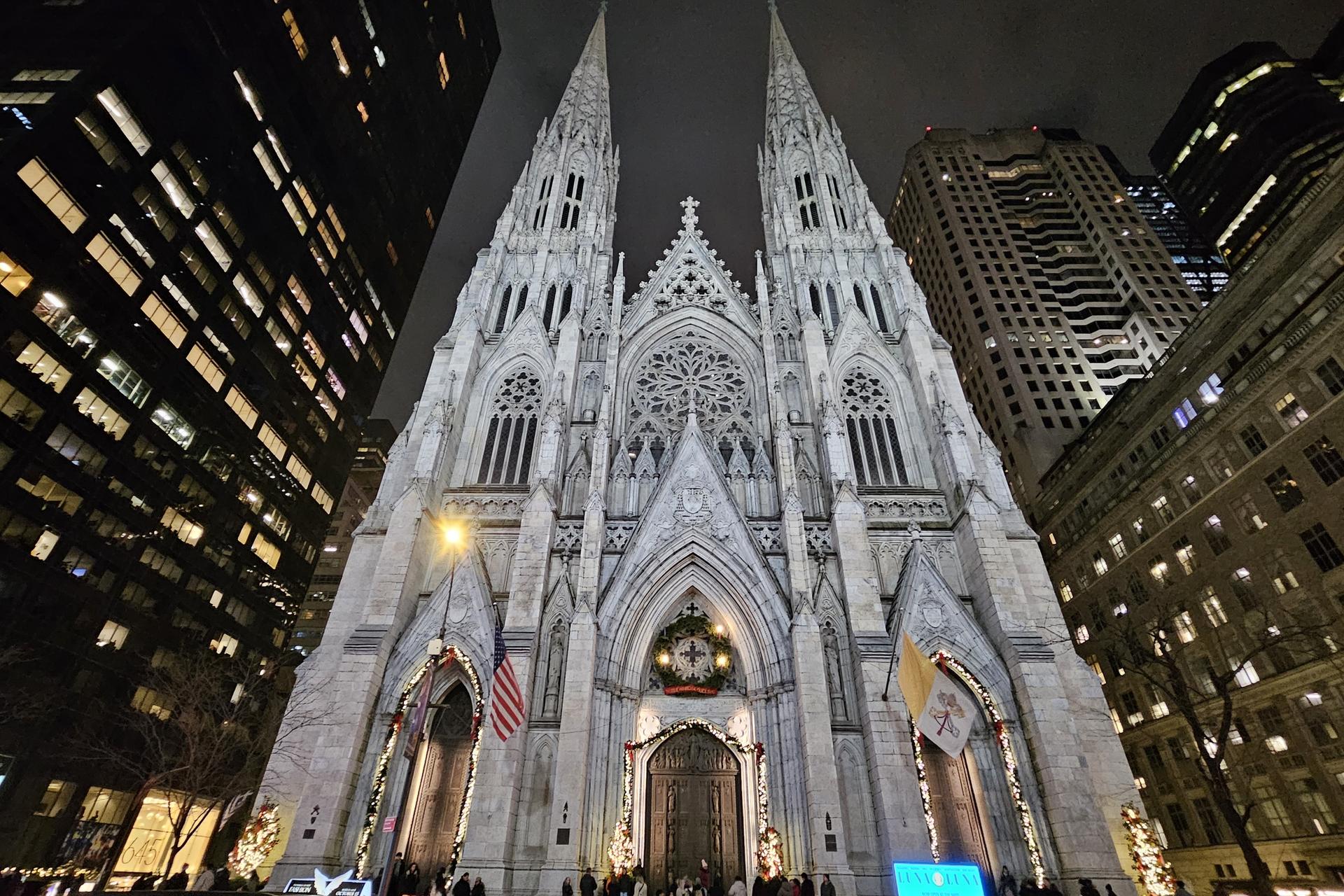 NYC: Holiday Walking Tour 5th Ave, Rockefeller Tree and Xmas Village - Thumbnail 11