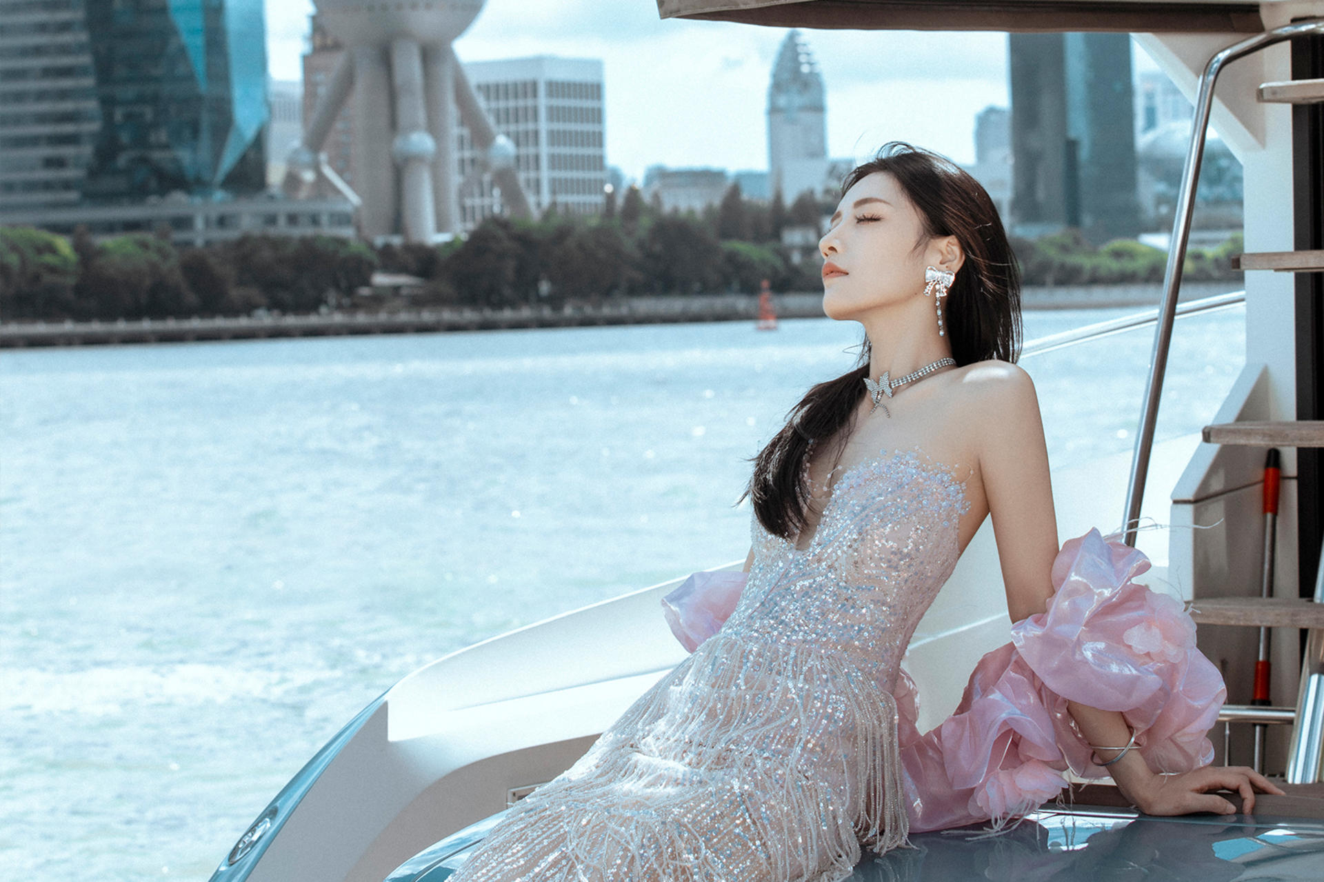 Shanghai Bund single person yacht photography service, approximately 2 hours, includes clothing and styling. - Thumbnail 9