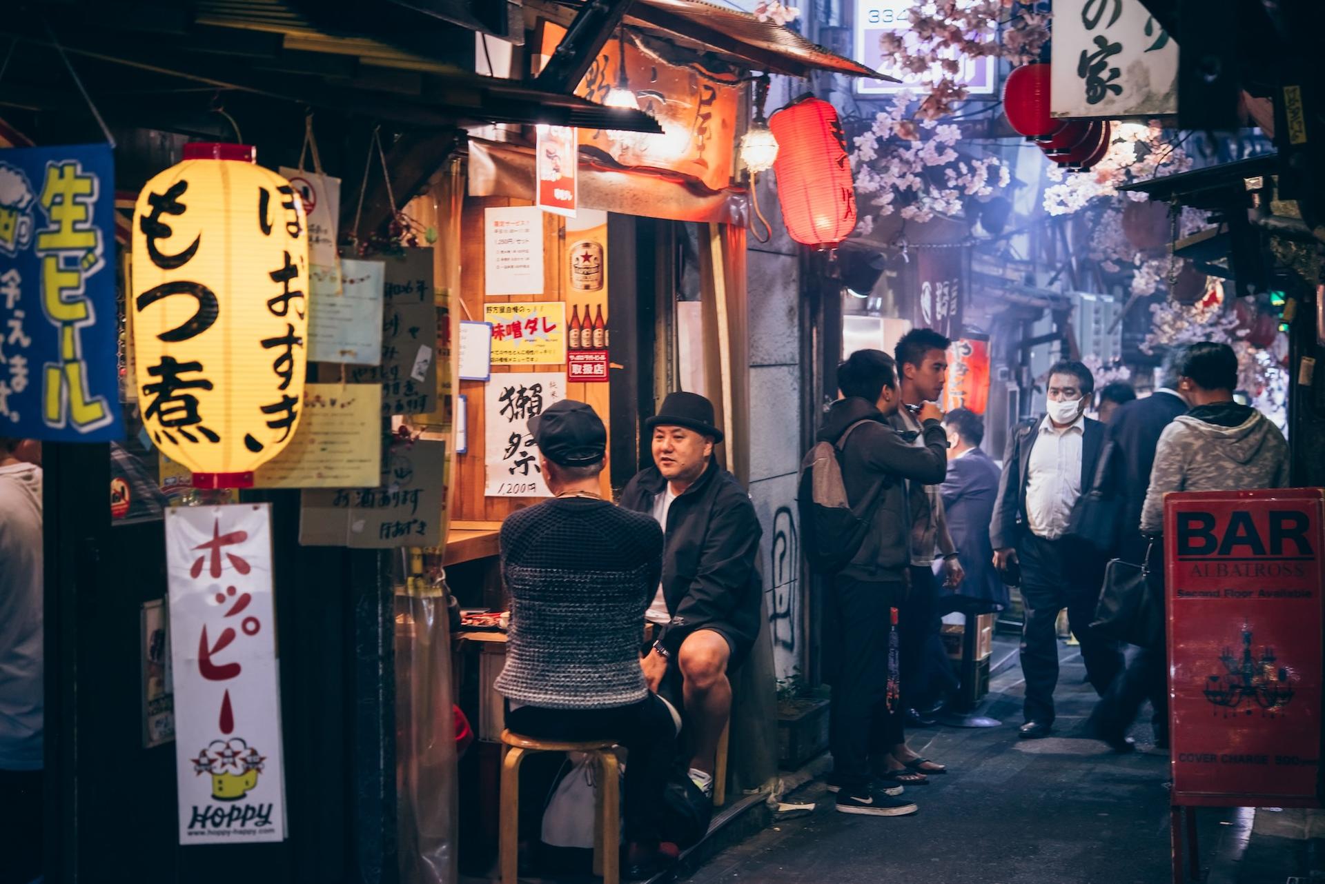 Akasaka Izakaya & Bar Hopping Experience in Tokyo with Local Guide - Image 1