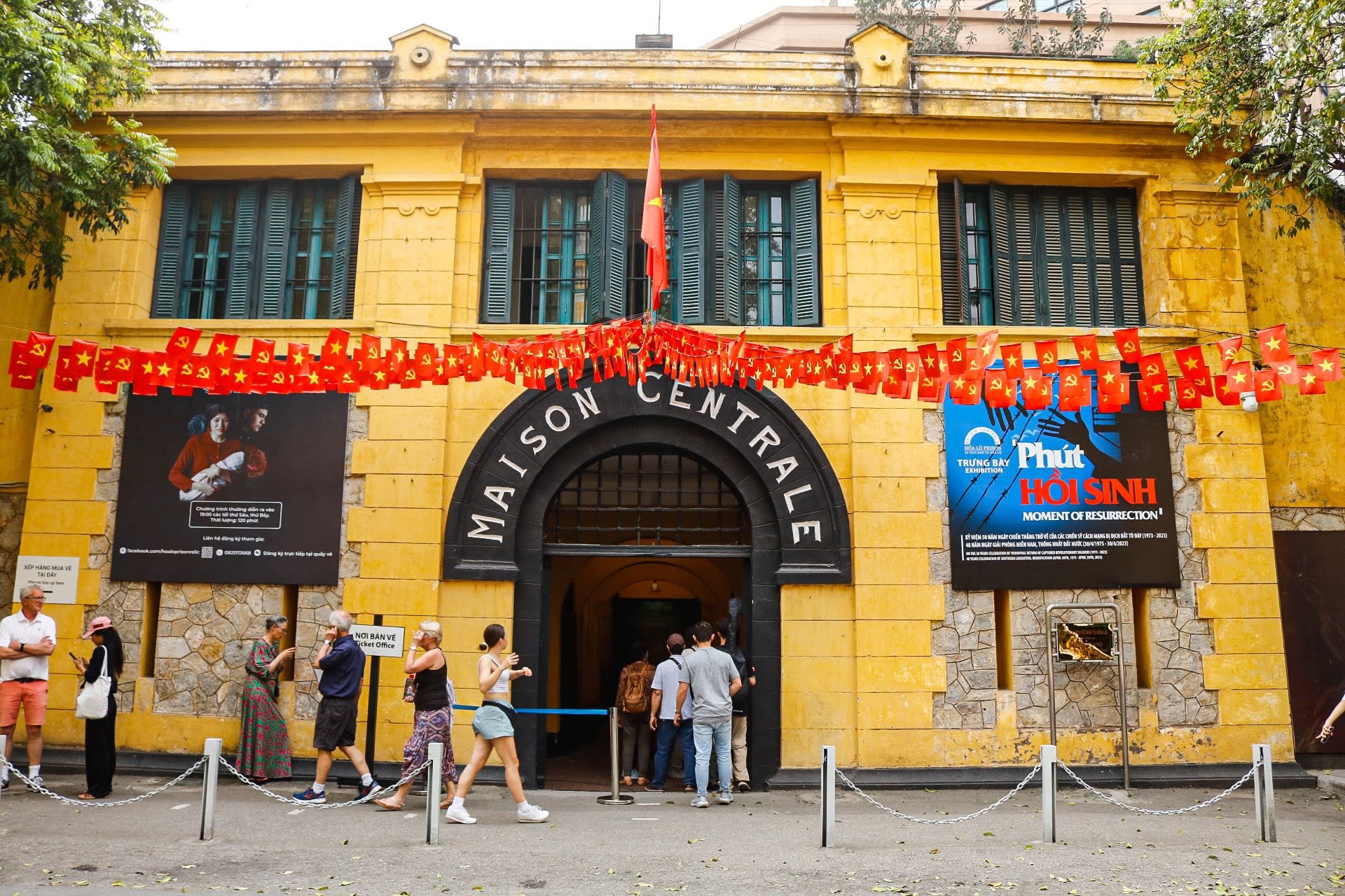 Military History Museum and Hoa Lo Prison Half day Tour - Thumbnail 5