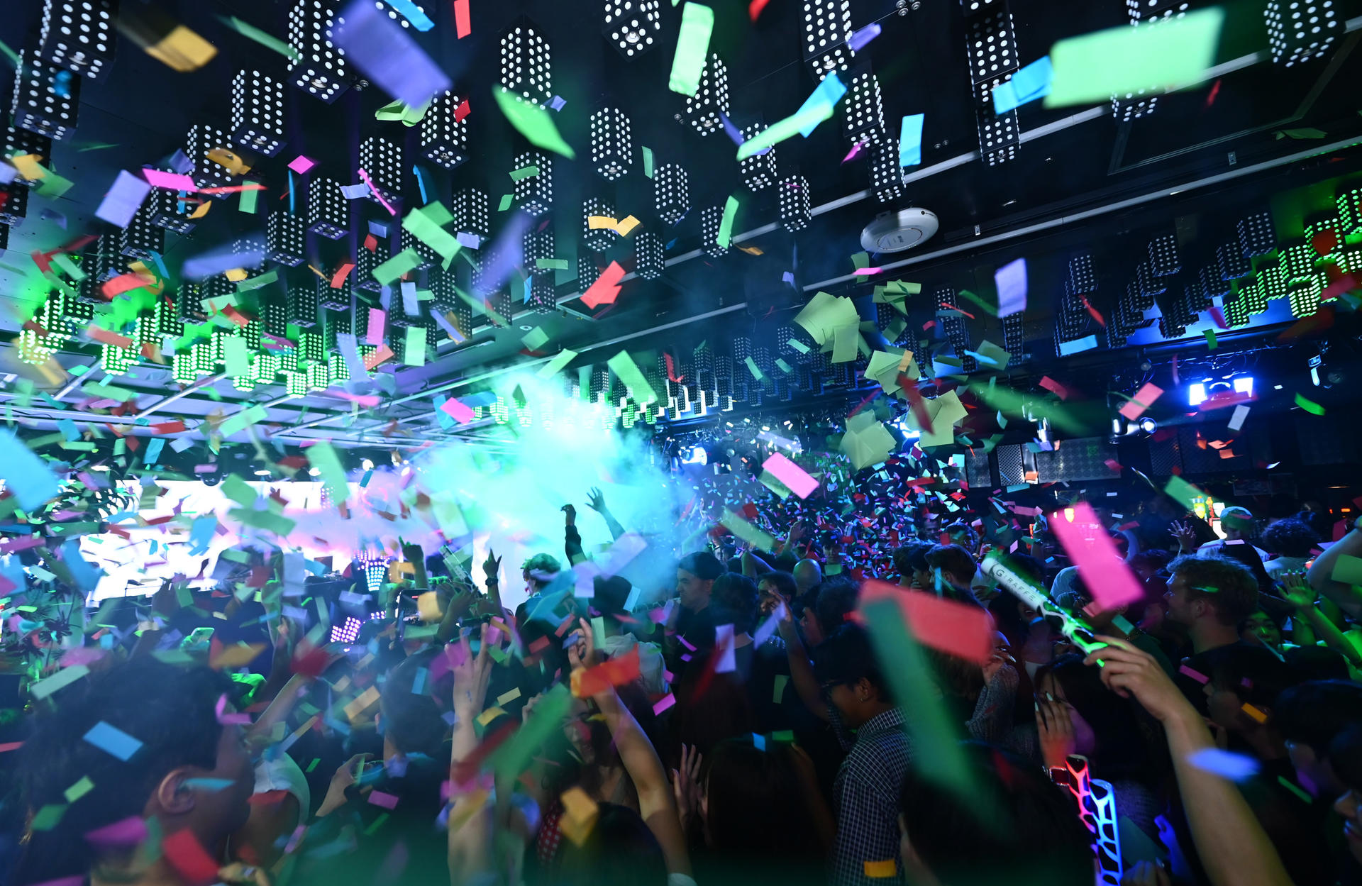 Osaka Dotonbori: GIRAFFE Nightclub Admission Ticket / VIP(For Foreigners only) - Thumbnail 4