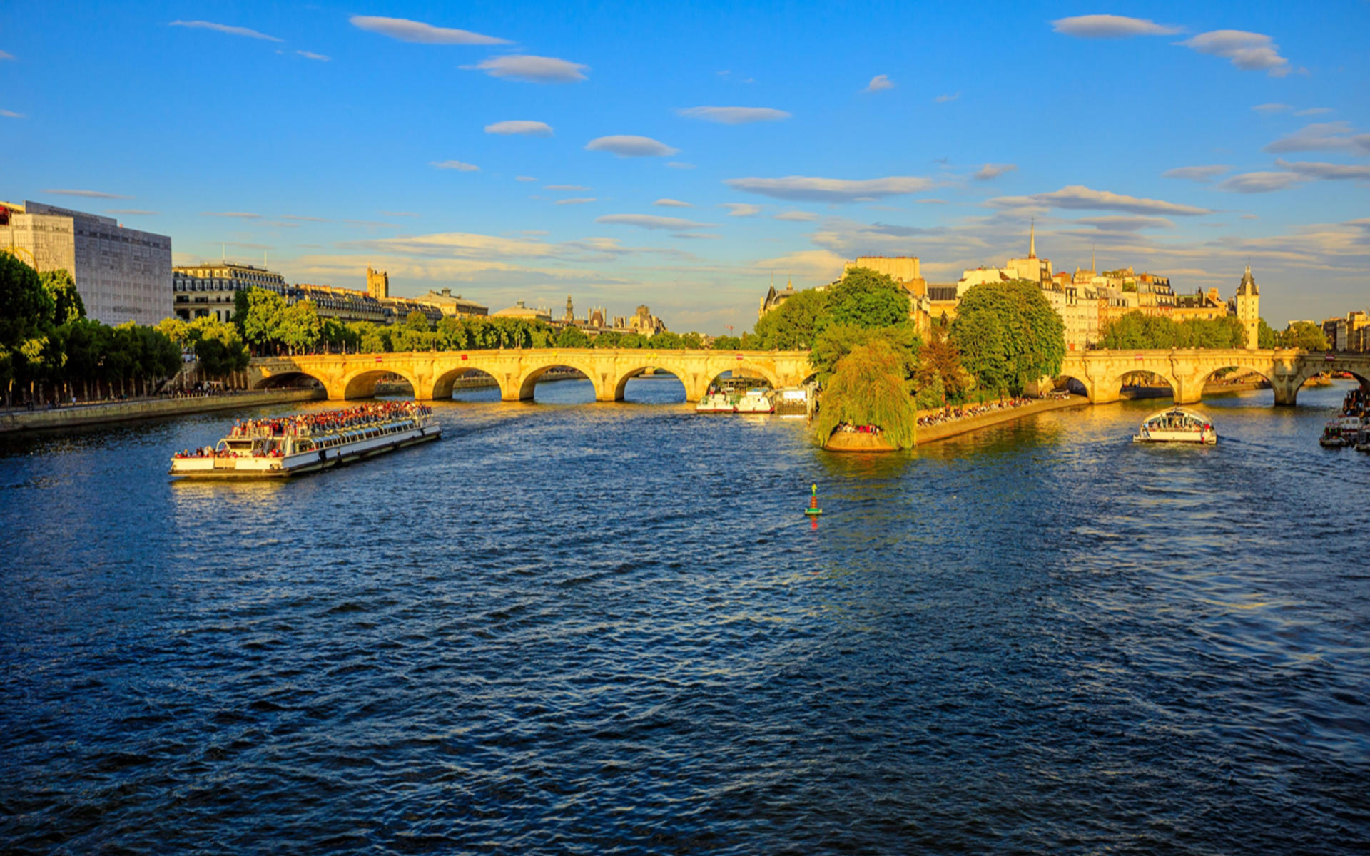 Bateaux Mouches Seine River Cruise in Paris - Thumbnail 7