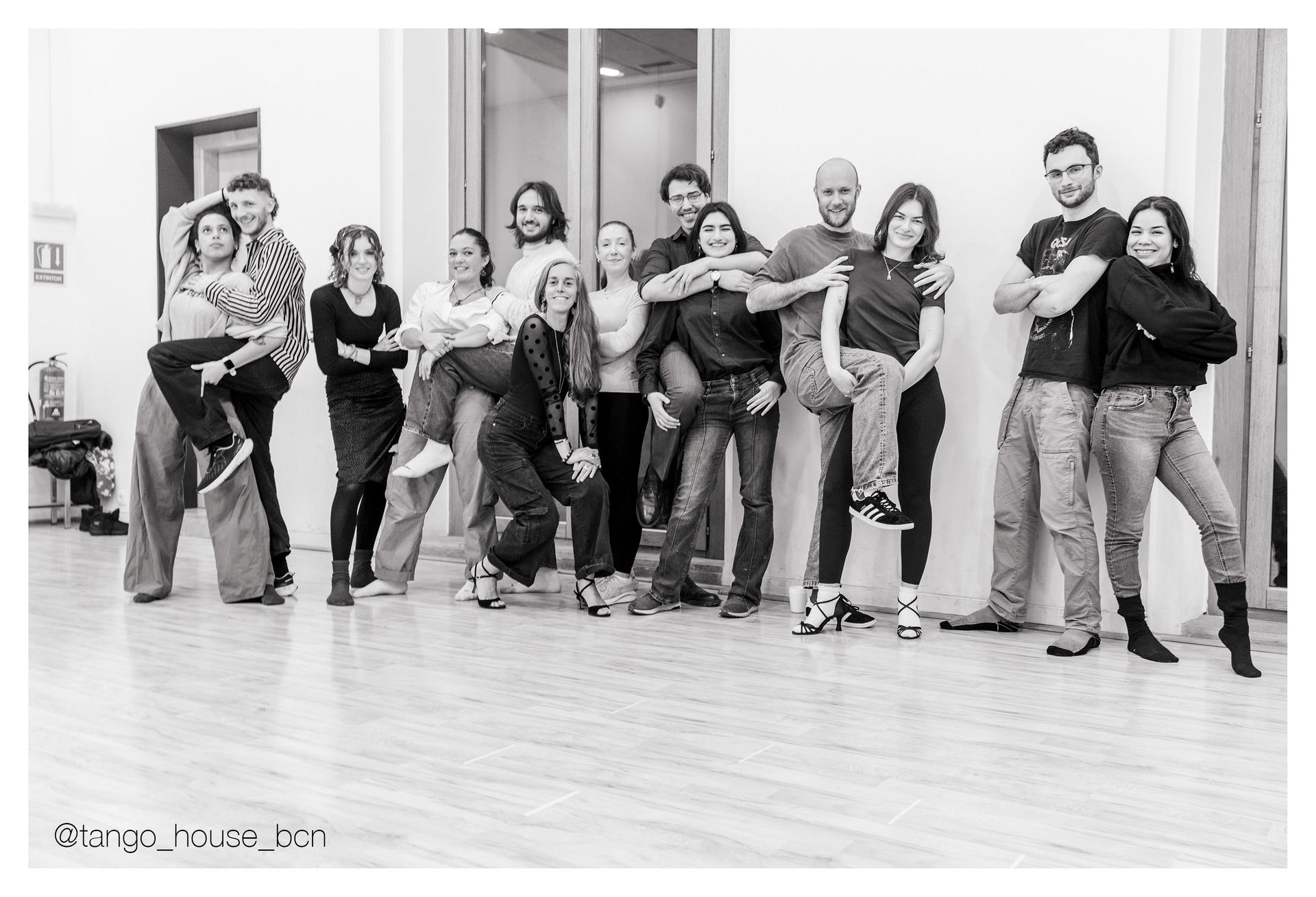 Barcelona Tango Lesson with Drinks, where passion meets fun - Thumbnail 3