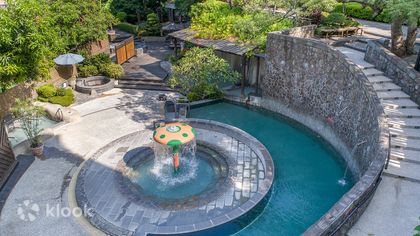 The shallow circular family pool and its fountain at Spring City Resort