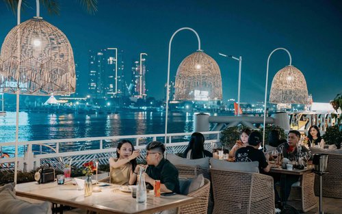 Romantická večeře na břehu řeky v ROS Yacht Clubu s výhledem na řeku Saigon