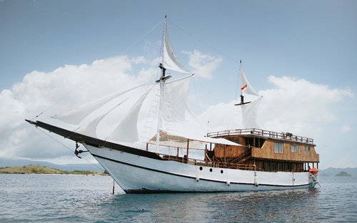 phinisi mewah