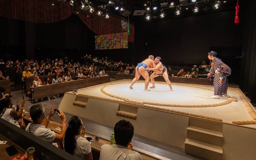 Experiència d'espectacle de sumo a Osaka amb menjar i begudes