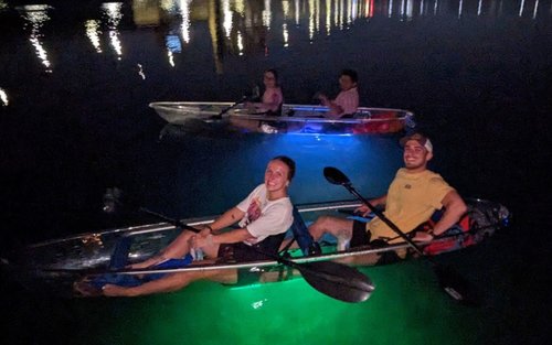 Experiencia nocturna en kayak transparente con LED o tabla de remo en Orlando