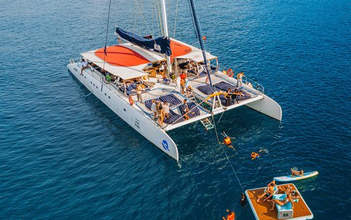 Party-Katamaran zu den Coral und Racha Inseln ab Phuket mit Mittagessen