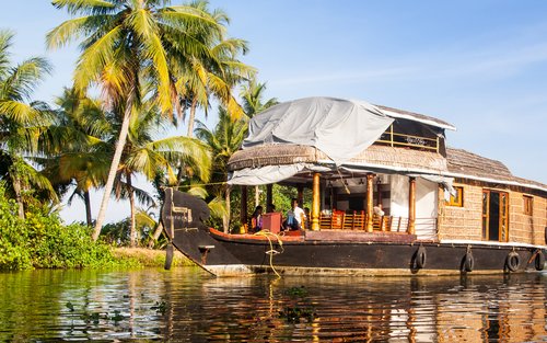 From Kochi: Alleppey Backwater Houseboat Cruise with Lunch & AC Car