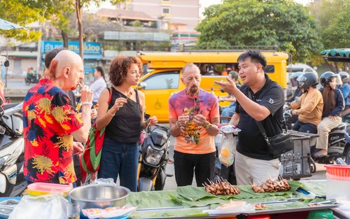 Chiang Mai Depois do Anoitecer: Templos Iluminados a Ouro e Rota Gastronômica Lanna