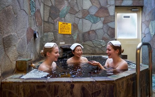 Tóquio: Experiência "Black" Onsen, Fotos de Quimono e Caminhada com Guia Local
