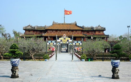 Hue Historic Citadel & Dong Ba Market Half-Day Tour