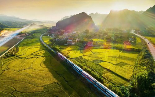 Kereta Wisata Warisan Hue dari/ke Phong Nha 