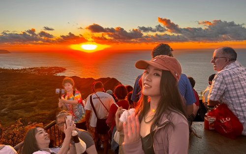 ダイヤモンドヘッド 日の出鑑賞ハイキングツアー (ワイキキ発 送迎付き)