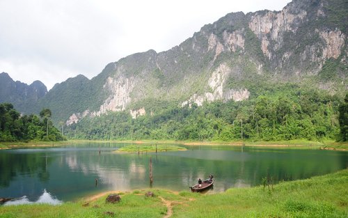 Aventure d'une journée complète au lac Cheow Lan de Krabi en bateau à longue queue