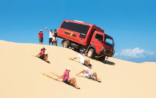 ビーチツアー・サンドボード体験（ポートスティーブンス）