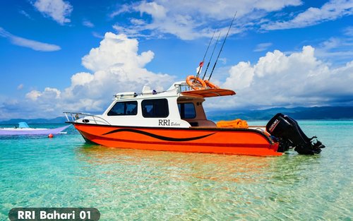 ලබුවාන් බාජෝ සිට RRI 01 මගින් කොමෝඩෝ ස්පීඩ්බෝට් පුද්ගලික දින සංචාරය 