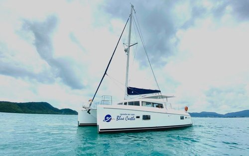 ทัวร์เช่าเหมาลำเรือคาตามารัน Blue Castle Sailing (Lagoon 420)