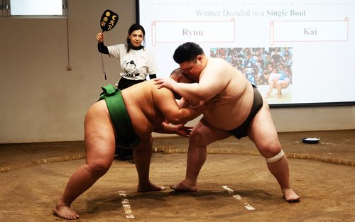 오사카: 관객 챌린지가 있는 스모 라이브 경기 쇼