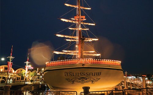 ห้องอาหารบนเรือ Sirimahannop The Heritage ที่เอเชียทีค กรุงเทพฯ