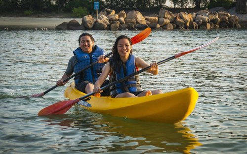 Каяк, сапборд, банан и таблетка в Ola Beach Club