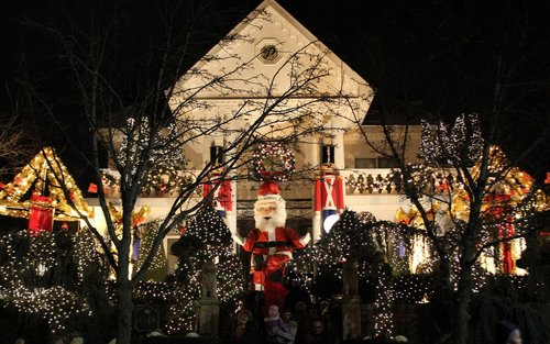 Dyker Heights Brooklyn Christmas Lights Tour from New York