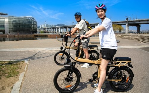 Jízda na elektrokole ENKO po cyklostezce podél řeky Han v Soulu