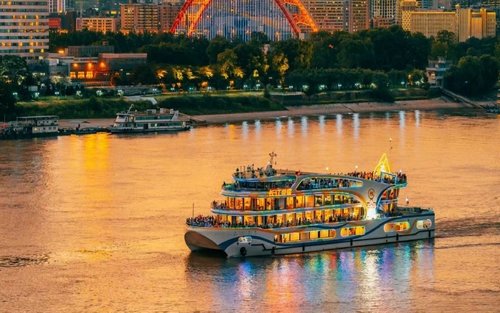 Cruzeiro Noturno no Rio Yangtze em Wuhan com Cerimônia da Ponte