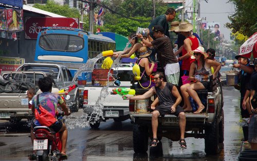 Trận chiến nước Songkran trên xe bán tải riêng