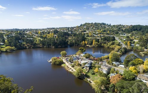 Daylesford & Hanging Rock Full-Day Bus Trip from Melbourne CBD