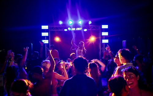 Festa in piscina sul tetto Sail Away a Phuket