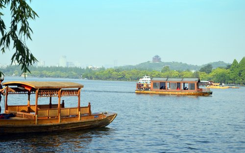 One-day tour of West Lake, Leifeng Pagoda, Lingyin Temple, and Feilai Peak in Hangzhou