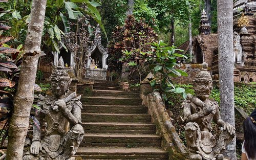 Chiang Main Doi Suthep & Wat Pha Latiin puolipäiväinen temppeli- ja vaellusretki