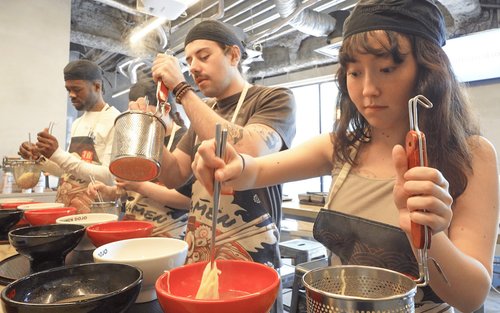 Osaka : Cours de cuisine de ramen à Dotonbori - Préparez des Tonkotsu, Shoyu et Miso