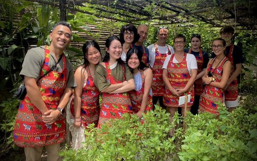 ทัวร์เรียนทำอาหารไทยในกระท่อม, ตลาด และสวนสมุนไพรไทย