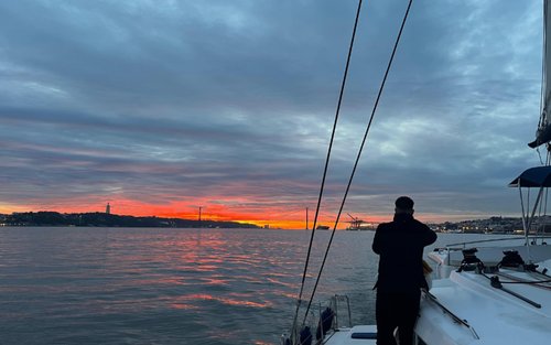 Trải nghiệm ngắm hoàng hôn trên thuyền catamaran kèm đồ uống ở Lisbon