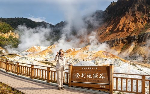 Hokkaido Lake Toya Observation Deck & Noboribetsu Hell Valley & Showa-shinzan Bear Ranch & Mount Usu & Lake Hill Farm Day Trip (Departing from Sapporo)