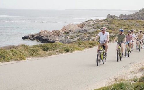 Excursion d'une demi-journée en petit groupe en vélo électrique le long de la côte de l'île de Rottnest