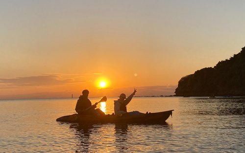 Kajaková túra při západu slunce na Okinawě s fotografiemi