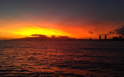 Pengalaman Berlayar Koktail Saat Matahari Terbenam dengan Katamaran di Waikiki